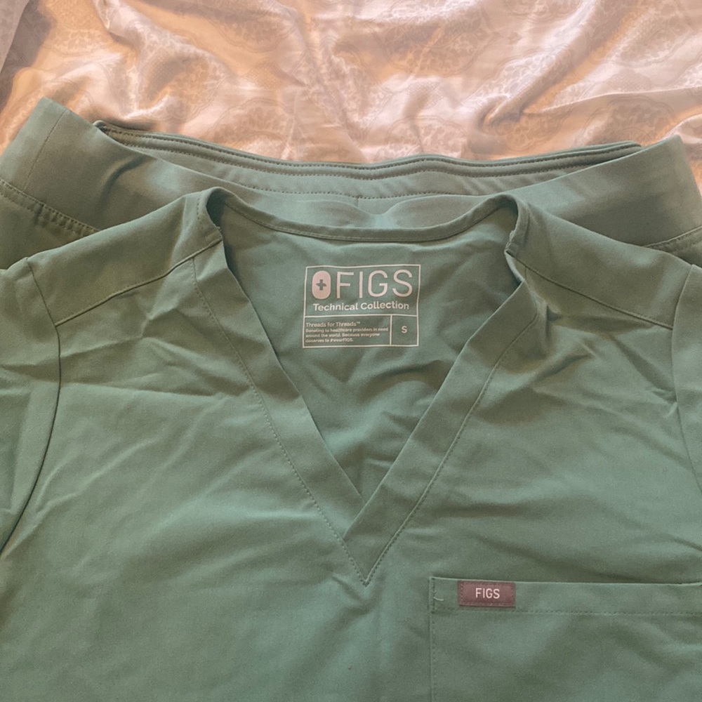 Jade figs scrub top S scrub bottoms Livingston M